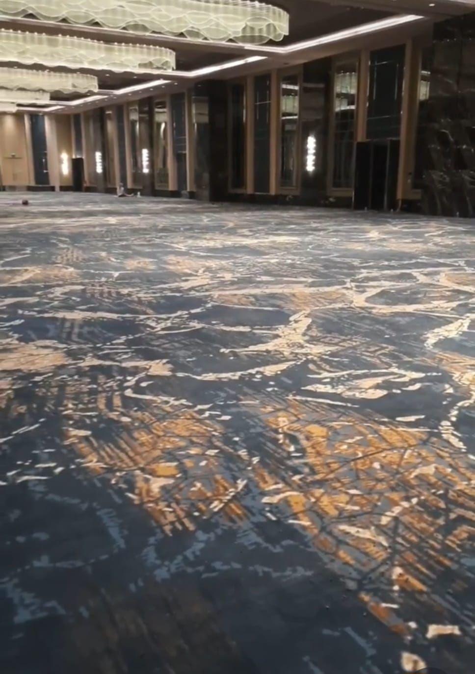 Yoğun desenli büyük salon halısı