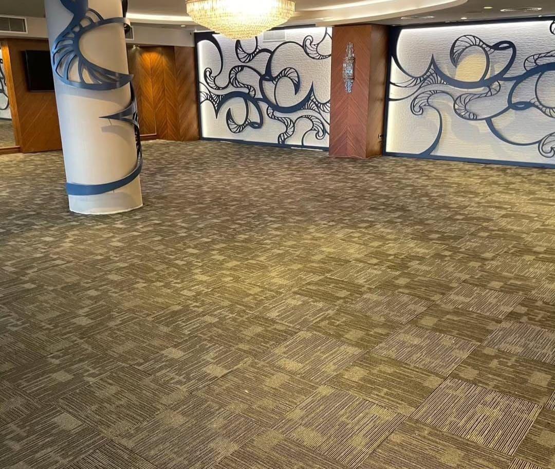 Sütunlu mekânda desenli halı