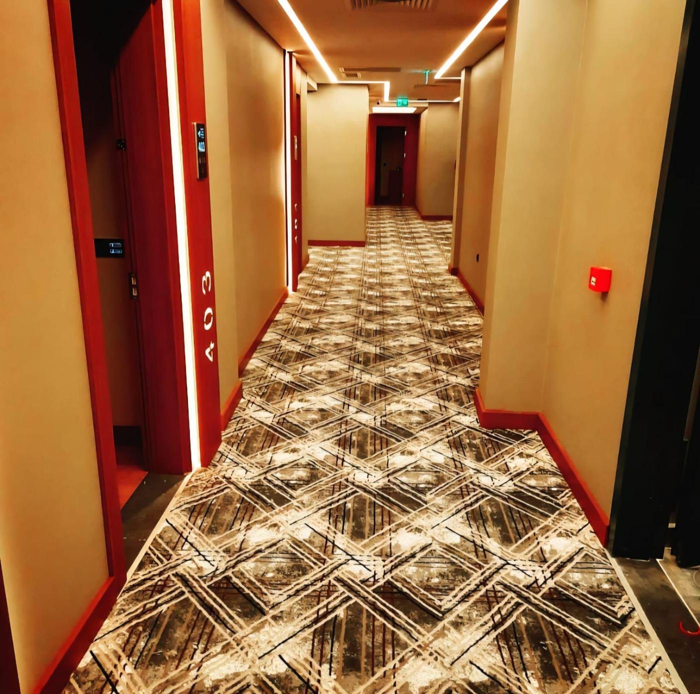 Geometrik koridor halısı