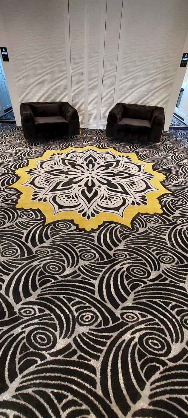 Sarı madalyonlu oturma alanı halısı