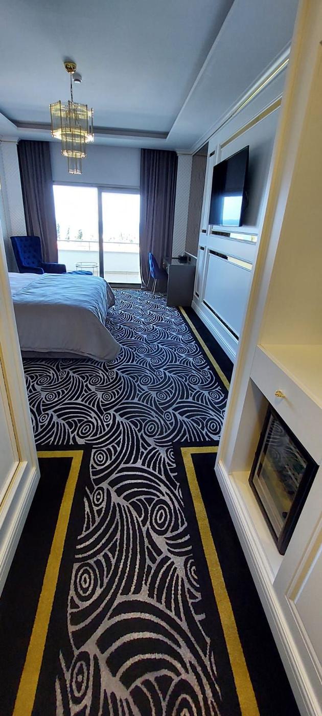 Pencereli otel odasında halı