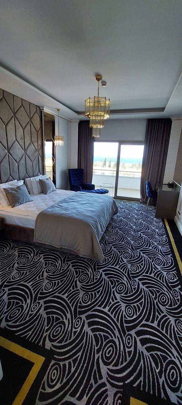 Deniz gören otel odasında halı