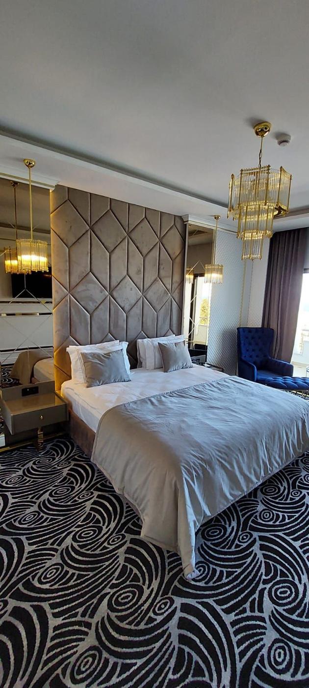 Avizeli otel odasında desenli halı