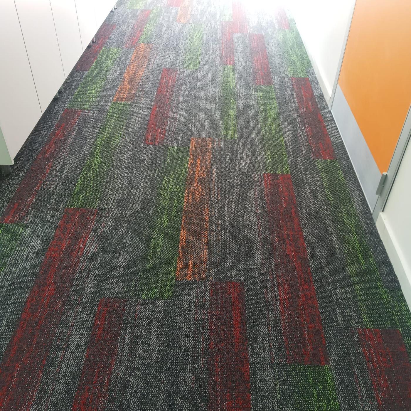 Renkli çizgili karo halı kaplı ofis